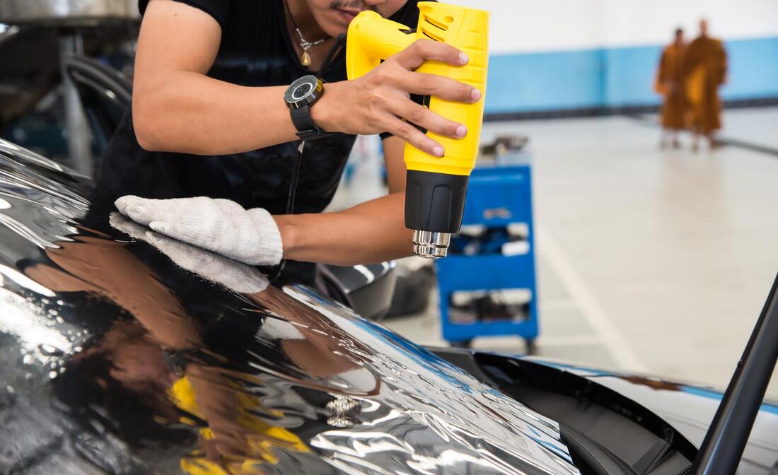 worker drying the car tint